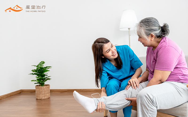 Knee physio session for an elderly woman